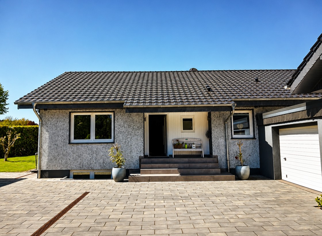 Wohnhaus mit gepflasterter Zufahrt in Herford-Herringhausen