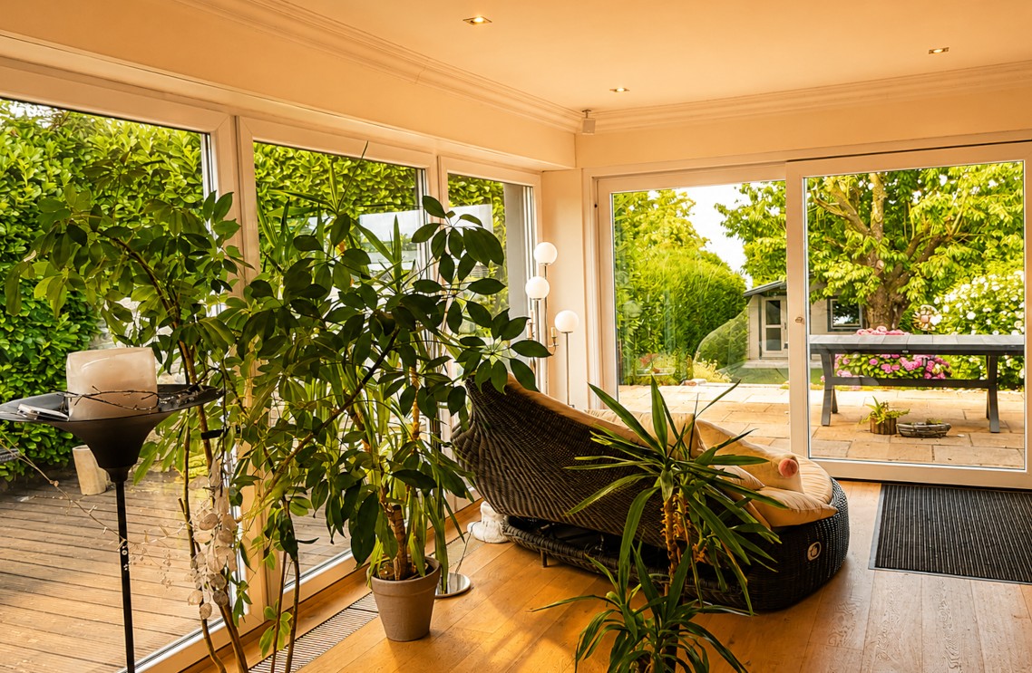 Wohnbereich mit bodentiefen Fenstern zur Terrasse