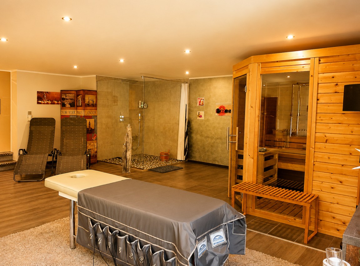 Spa-Bereich mit Liege und Sauna