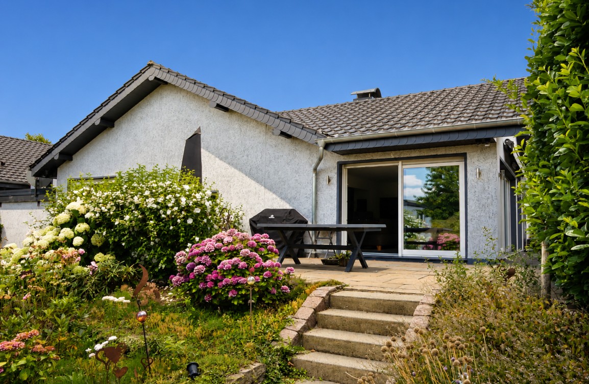 Gartenseite des Hauses mit Terrasse