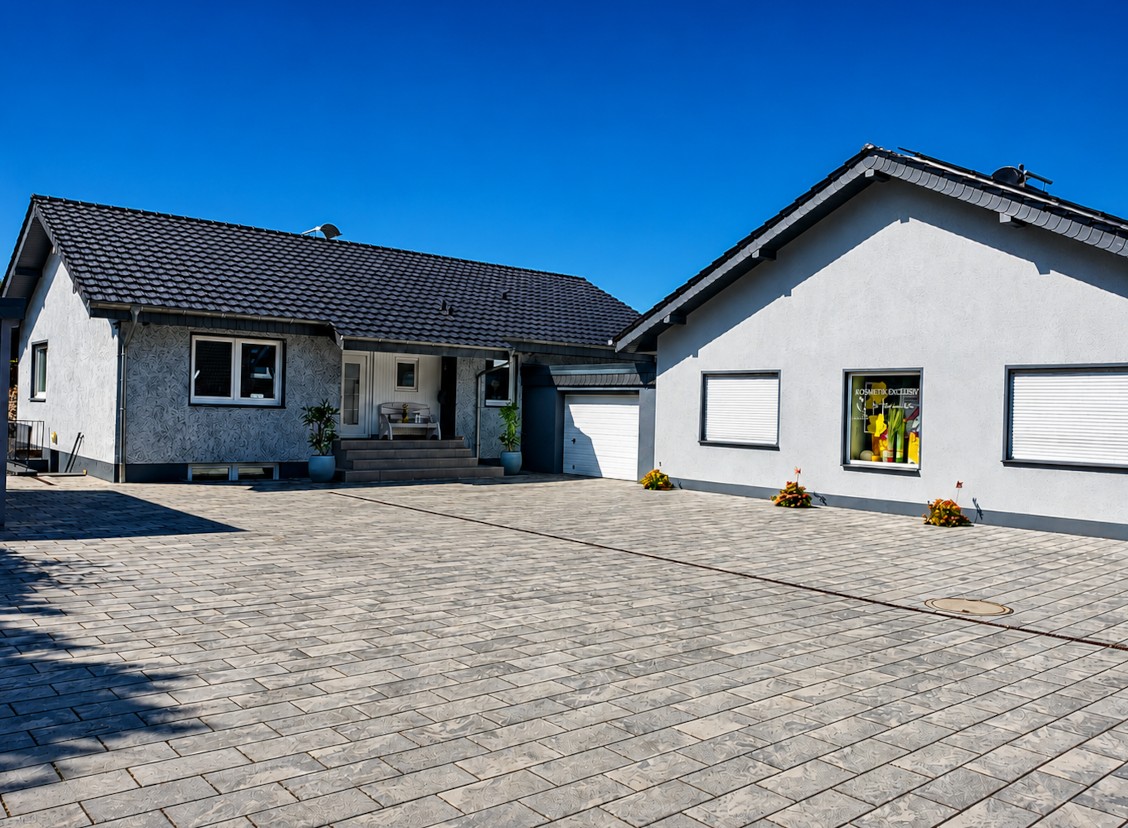 Hof mit Stellplätzen vor Wohnhaus und Gewerbetrakt in Herford-Herringhausen